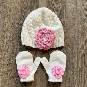 Toddler girls hat and mitten set 2T/3T.